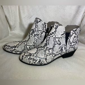 NEW! Circus By Sam Edelman “Pipper” Snake Print Booties NWOT